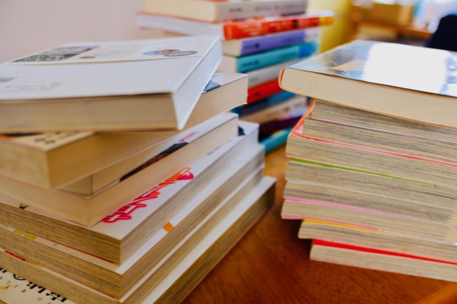 積まれた書籍
