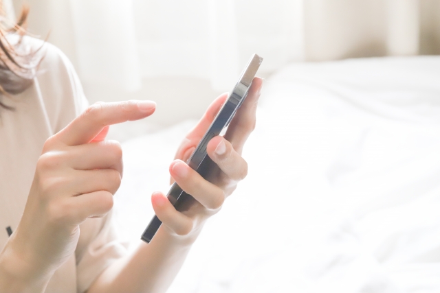 スマホを見る女性